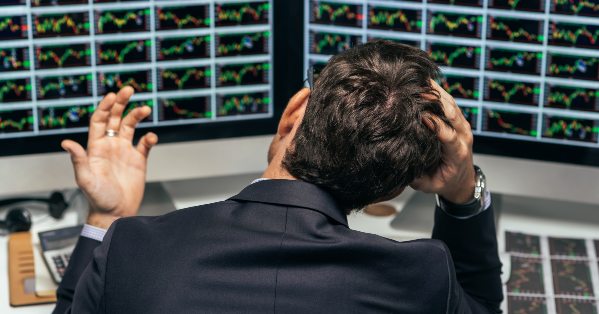 Bitcoinkursen svävar kring 8 000 dollar – handlare oroliga för nytt prisfall.